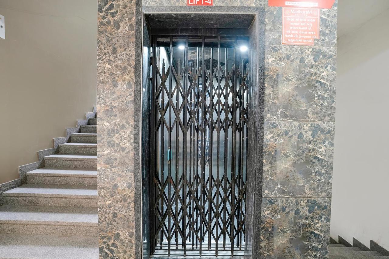 فندق Fabexpress Blue Stone سورات المظهر الخارجي الصورة